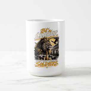Sei ein Führer gekröntes Löwen-Schachkönig-Design Kaffeetasse