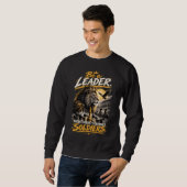 Sei ein Führer gekröntes Löwen-Schachkönig-Design Sweatshirt (Vorne ganz)