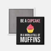 Sei ein Kuchen in einer Welt voller Muffins Magnet (Vorderseite/Rückseite)