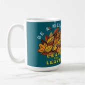 Sei ein Mensch, der die Blätter Verlasst Kaffeetasse (Links)