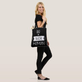 Sei ein netter Mensch Tasche (Am Model)