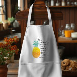 Sei ein Zitat zur Ananas-Typografie Schürze<br><div class="desc">Sei eine Ananas Typografie Zitat-Schürze: Die Darstellung dieser Abbildung einer Ananas mit dem Zitat: "Sei eine Ananas, stehe groß, trage eine Krone und sei innen süß." Erinnern Sie sich an Ihre Liebe für alles Tropische mit dieser frischen Schürze. Das ideale Geschenk für einen Freund, Familienmitglied oder Arbeitskollegen, der will, seine...</div>