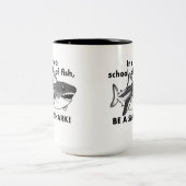 Sei eine Hai-Tasse Zweifarbige Tasse (Mittel)