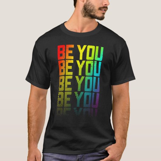 Sei es Lgbtq+ Rainbow Gay Pride Text Fade Graphic T-Shirt (Vorderseite)