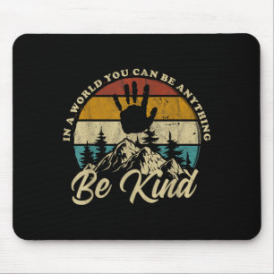 Sei freundlich in einer Welt, in der du alles sein Mousepad
