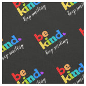 Sei freundlicher, farbiger Regenbogen-Sondertext Stoff (Nahaufnahme)