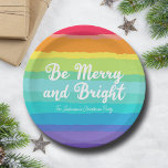 Sei fröhlich und hell Rainbow Custom Weihnachts-Pa Pappteller<br><div class="desc">Schöne Regenbogen Weihnachts-Party-Servietten in hübschen fett Farben,  die lautet Be Merry und Bright. Freuen Sie sich auf ein angenehmes Gay Pride-Ambiente für eine LGBTQ-Familie.</div>