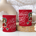 Sei fröhlich und hell Vintag Weihnachten Weihnacht Kaffeetasse<br><div class="desc">Diese klassische Tasse mit festlich rotem Hintergrund,  dem Gruß "Be Merry and Bright" und zwei fröhlich Vintagen Santa Illustrationen. Das ist ein perfektes Urlaubsgeschenk für jeden,  den Sie lieben.. Füllen Sie es mit süßen Leckereien und es macht auch ein nachdenkliches kleine Geschenk!</div>