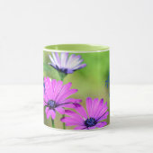 Sei glücklich mit Blumen und Namen Tasse (Zentrum)