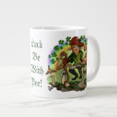 Sei glücklich mit Yee! Leprechaun-Tasse Jumbo-Tasse (Vorderseite Rechts)