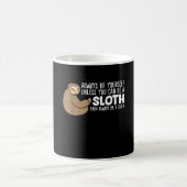 Sei immer du selbst, außer du kannst ein Faultier Kaffeetasse (Mittel)