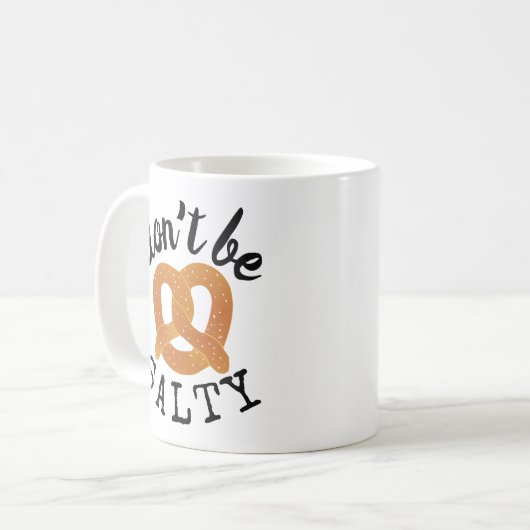 Sei kein salziger Funny Pretzel Pun Kaffeetasse (Vorderseite Links)