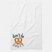 Sei kein salziger Funny Pretzel Pun Küchentuch (Vertikal)