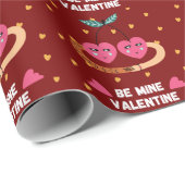 Sei mein Valentin, Niedliche Herzkirschen umarmt Geschenkpapier (Rolleneckpunkt)