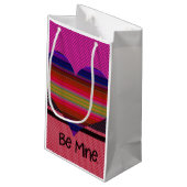 Sei mein Valentiner Regenbogenherz Kleine Geschenktüte (Rückseite Schrägansicht)