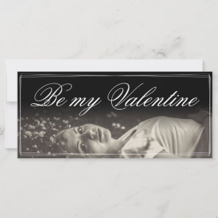 Sei mein Valentinstag - lügende junge Frau