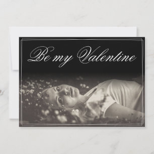 Sei mein Valentinstag - lügende junge Frau