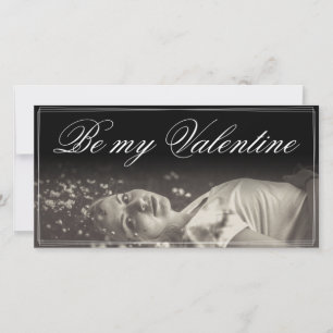 Sei mein Valentinstag - lügende junge Frau