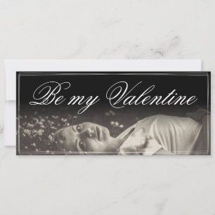 Sei mein Valentinstag - lügende junge Frau