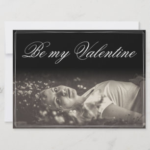 Sei mein Valentinstag - lügende junge Frau