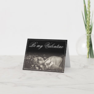 Sei mein Valentinstag - lügende junge Frau Karte