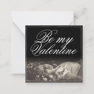 Sei mein Valentinstag - lügende junge Frau Mitteilungskarte