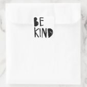 Sei nett | Black Brush Script Style Quadratischer Aufkleber (Tasche)