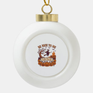 Sei nett, ich bin eine Halloween-Hexenbesen-Kürbis Keramik Kugel-Ornament