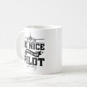 Sei nett, ich bin vielleicht irgendwann Ihr Pilot- Kaffeetasse (Vorderseite Links)