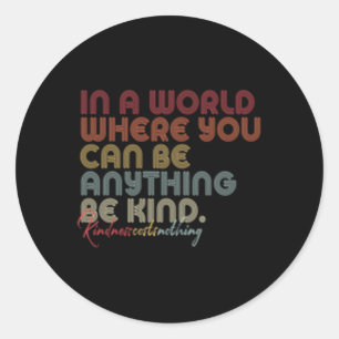 Sei nett in einer Welt, in der du alles sein kanns Runder Aufkleber