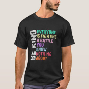 Sei nett, jeder kämpft gegen einen Kampf, den du w T-Shirt