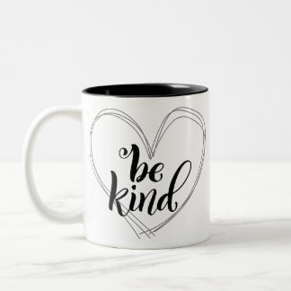 Sei nett mit Herztypografie Zweifarbige Tasse