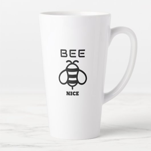 Sei nett mit minimalem Design Milchtasse (Rechts)