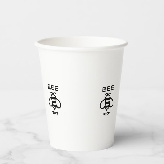 Sei nett mit minimalem Design Pappbecher (Vorderseite)