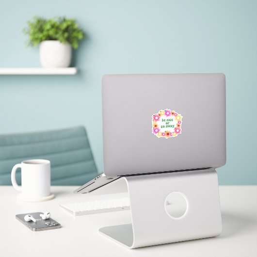 Sei nett oder verschwinde aufkleber (Laptop auf Schreibtisch)