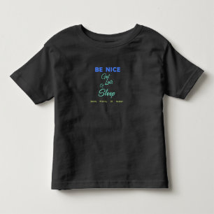 Sei nett, schlafe viel, trinke viel Wasser Kleinkind T-shirt