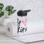 Sei nett trinkflasche<br><div class="desc">Seien Sie freundlich,  niedliche Typografie Zitat,  Wasserflasche.</div>