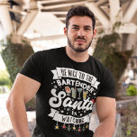 Sei nett zu dem Barkeeper, den der Weihnachtsmann  T-Shirt<br><div class="desc">Erinnern Sie die Kunden Ihres Bar, in diesem Jahr auf der schönen Liste bleibe mit diesem lustigen Weihnachtsfest-T - Shirt mit der Formulierung "Sei nett zum Barkeeper, der Weihnachtsmann sieht" in weißen modernen Schriftart, mit rot, grün und gelb Weihnachtsbeleuchtung, schwarzen Schneeflocken, einer roten Weihnachtsmannmütze, und einige bunte Cocktail-Gläser und alkoholische...</div>