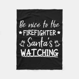 Sei nett zu dem Feuerwehrmann Santas, der die Sonn Fleecedecke