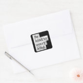 Sei nett zu jeder Art von Vegetarier Quadratischer Aufkleber (Umschlag)