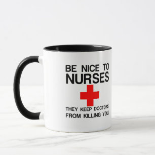 SEI NETT ZU KRANKENSCHWESTERN SIE HALTEN DIE ÄRZTE TASSE