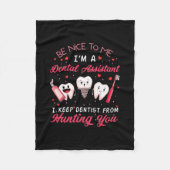 Sei nett zu mir, ich bin ein Zahnarztassistent glü Fleecedecke (Vorderseite)