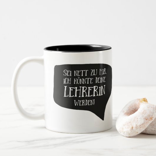 Sei nett zu mir, ich könnte deine Lehrerin werden! Zweifarbige Tasse (Mit Donut)