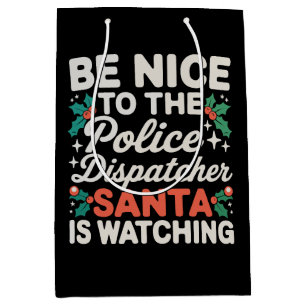 Sei nett zum Polizeidispatcher Santa beobachtet Mittlere Geschenktüte