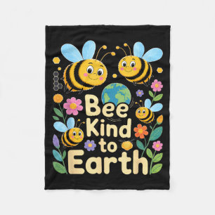 Sei nett zur Erde - süße Bienen Blumen Planet Kind Fleecedecke
