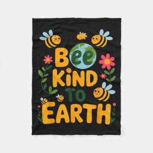 Sei nett zur Erde - süße Bienen Blumen Planet Kind Fleecedecke