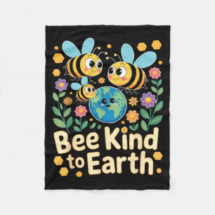 Sei nett zur Erde - süße Bienen Blumen Planet Kind Fleecedecke