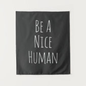 Sei netter Mensch | Schwarz-weiße inspirierende Wö Wandteppich (Vorderseite)