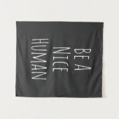 Sei netter Mensch | Schwarz-weiße inspirierende Wö Wandteppich (Vorderseite (Horizontal))