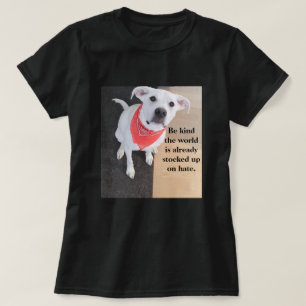 Sei netter süßer weißer Welpenhund, der Orangensch T-Shirt